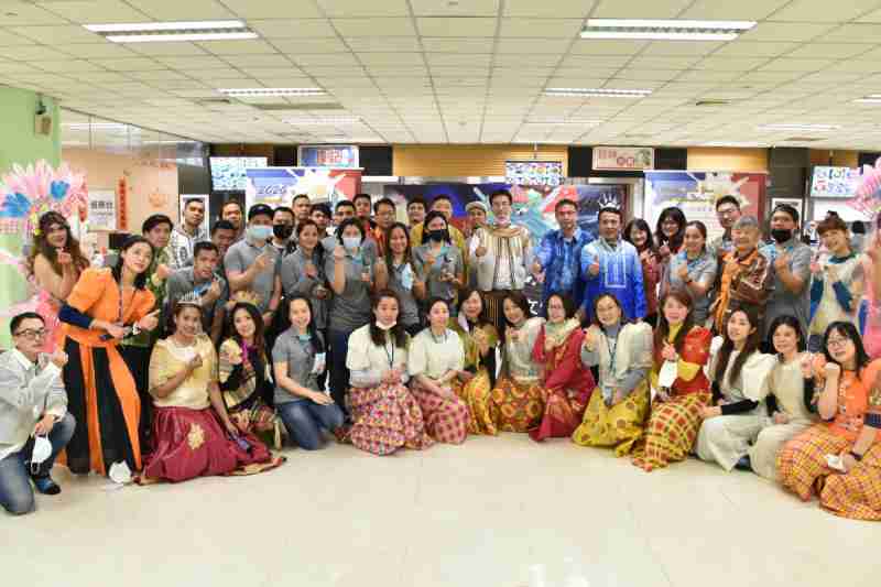 友達推動「安心、、創新、、、、用心、、同心、、、盡心」五星職旅，，，為菲籍員工打造全方位照護，，，，首度贏得「人權實踐與發展領袖獎」殊榮