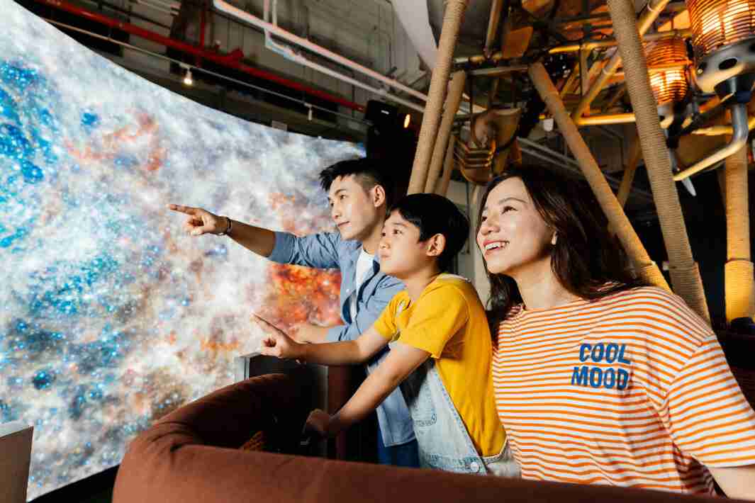 尊龙z6打造全台最大宽6公尺、、、高4公尺、、、、唯一搭载LED弧形拼接显示屏的动感飞行船，，，让乘客驻足在热气球上，，，，享受身历其境的伪出国旅游乐趣