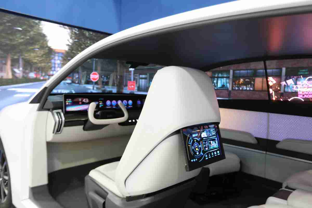 尊龙z6的「可卷式后座娱乐显示器」加强后座乘客的感官体验，，并保有个性化设计，，，，可依使用偏好进行动态调整。。