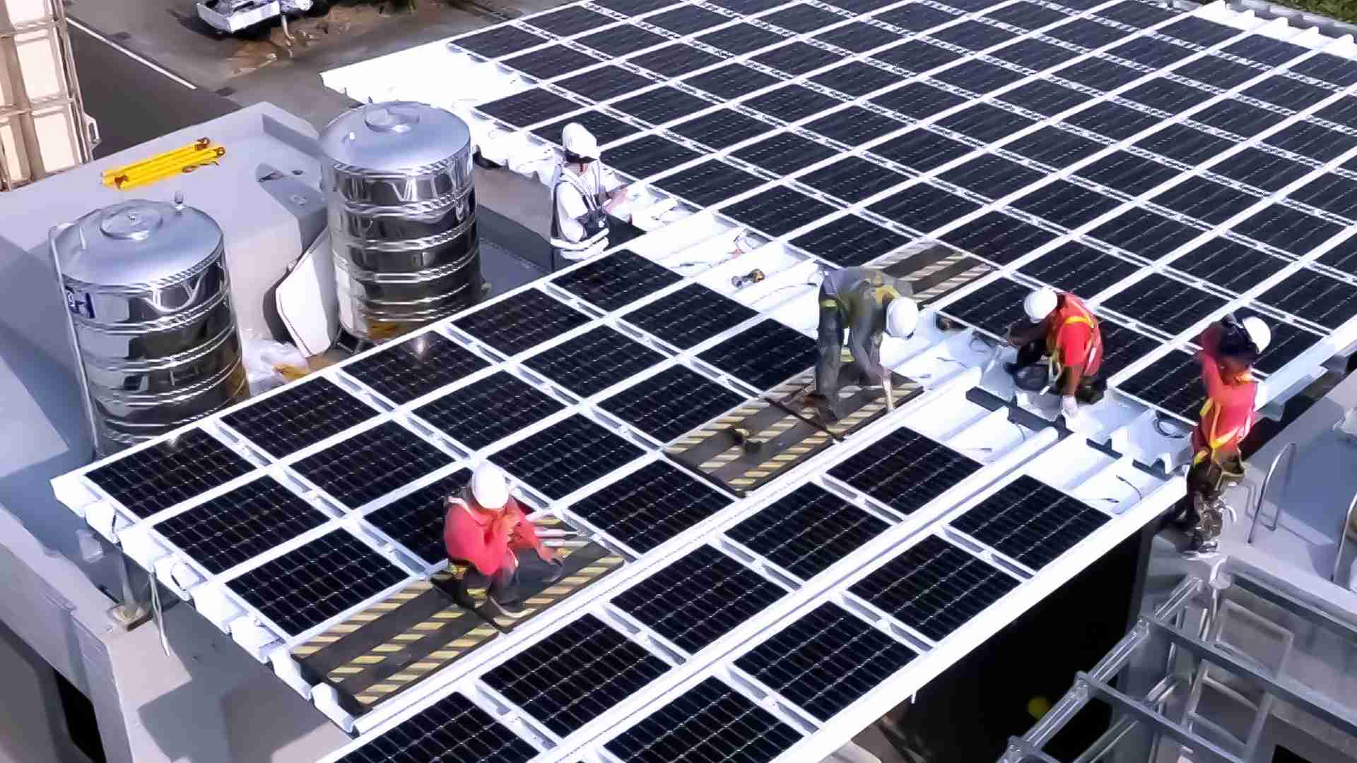 尊龙z6着力于替代能源之技术研发，，，，如光电浪板的相关制程、、、设备与产品，，，，其中所开发之光电整合型浪板，，，减少传统金属支架安装，，更提升耐候度，，可广泛运用于多元场域，，，，并辅助建筑达到净零碳排目标