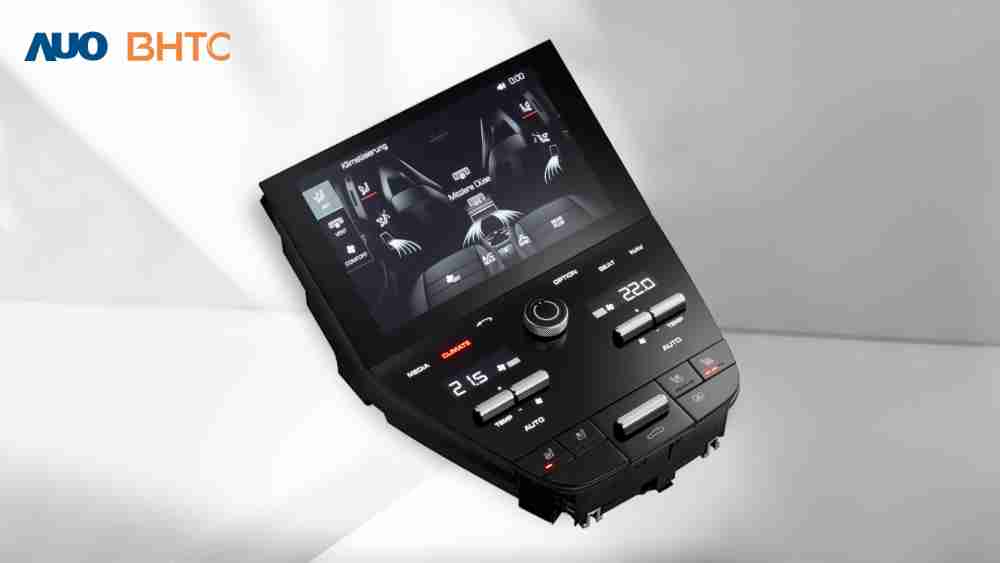 作為友達新生力軍，，，BHTC所展示的中央與後座鞍部的Display HMI產品，，可處理多區恆溫控制、、、顯示畫面，，呈現仿真3D車室分區；以力傳感技術精準傳遞觸感，，並結合音量及震動反饋，，防止意外啟動，，，提供使用者自然流暢、、直觀且輕鬆駕馭的舒適介面
