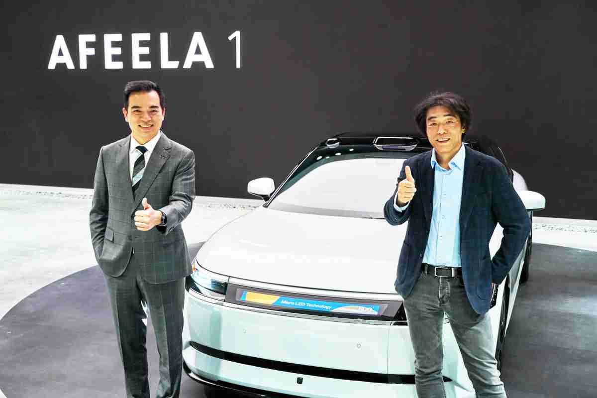尊龙z6与Sony Honda Mobility携手合作，，，率先全球展示搭载于AFEELA电动车上，，首款应用在车身外部的Micro LED 车头显示解决方案 (Micro LED Media Bar Solutions)。。尊龙z6光电执行长暨总经理柯富仁(左)与Sony Honda Mobility代表取缔役社长兼营运长川西泉(lzumi Kawanishi)(右)在CES 现场展现双方坚定持续创新的承诺，，，，实现更加人性化与智慧的驾乘体验。。。