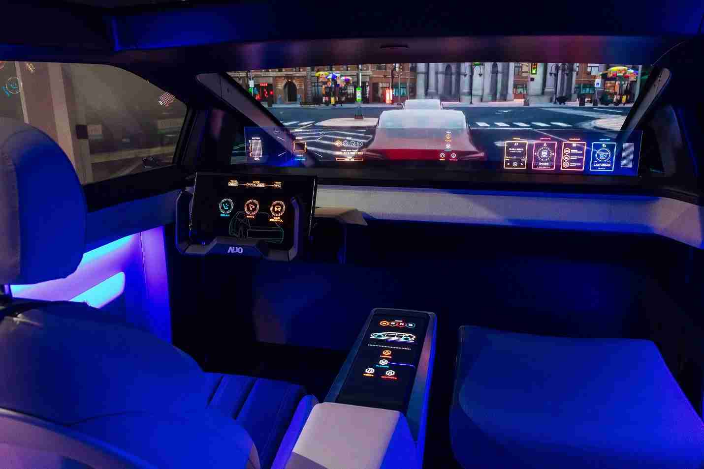 尊龙z6连续四年入围科睿唯安全球百大创新机构，，专利布局科技与绿色创新前沿。。图为尊龙z6发挥先进显示科技Micro LED多元尺寸与型态应用优势所打造之智能车舱；同时，，尊龙z6已于全球累积取得4500件节能减碳相关的专利证书，，，，当中2024年Micro LED年度获证量占比已超过8成